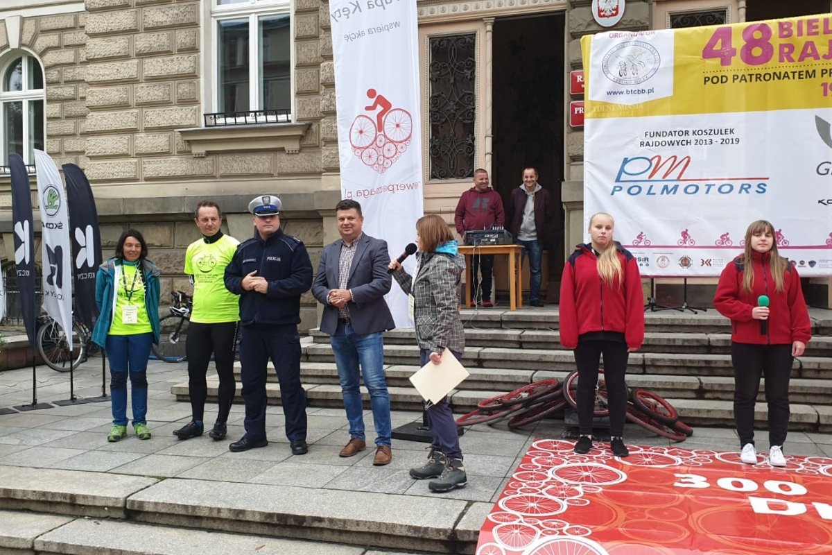 Naczelnik ruchu drogowego i Zastępca Prezydenta Bielska-Białej stoją przed wejściem do bielskiego ratusza podczas otwarcia 48. Rodzinnego Rajdu Rowerowego