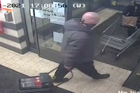 Wizerunek sprawcy kradzieży poszukiwanego przez policję w związku z kradzieżą. Widok z ekranu sklepowego monitoringu.