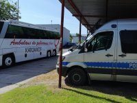 Autobus mobilna stacja krwiodawstwa stoi zaparkowany przy radiowozach.
