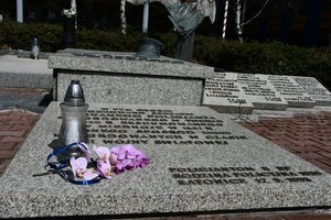 Zdjęcie kolorowe. Widoczny znicz przed Grobem Policjanta Polskiego w Komendzie Wojewódzkiej Policji w Katowicach