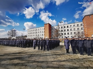 Zdjęcie kolorowe. Policjant podczas ślubowania