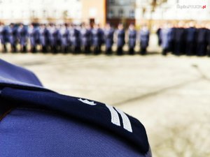 Zdjęcie kolorowe. Policjant podczas ślubowania