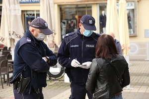 Policjanci legitymują osobę.