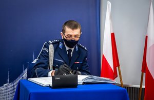 Zdjęcie kolorowe. Widoczny Komendant Wojewódzki Policji w Katowicach insp. Roman Rabsztyn