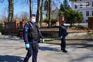 Zdjęcie kolorowe. Policjanci i mundurowi podczas patrolu i kontroli