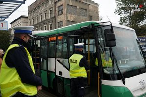 Zdjęcie kolorowe. Policjanci i mundurowi podczas patrolu i kontroli