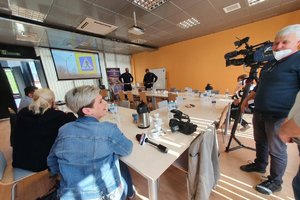 Policjanci podczas briefingu prasowego z dziennikarzami.