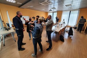 Policjanci podczas briefingu prasowego z dziennikarzami.