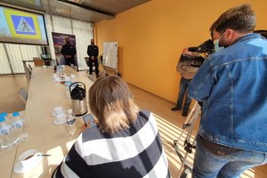 Policjanci podczas briefingu prasowego z dziennikarzami.