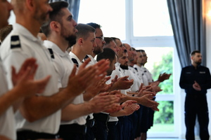 zdjęcie klaszczących policjantów