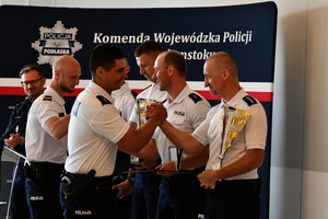 zdjęcie policjantów podczas składania gratulacji