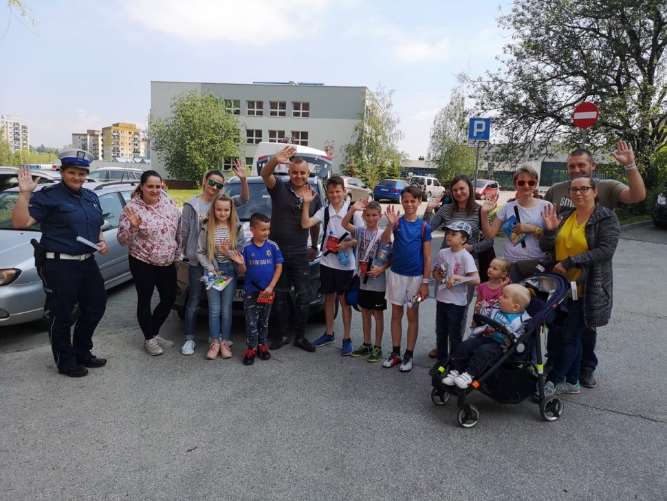 Policjanci i kadeci klas policyjnych bawili i uczyli dzieci w ich święto.