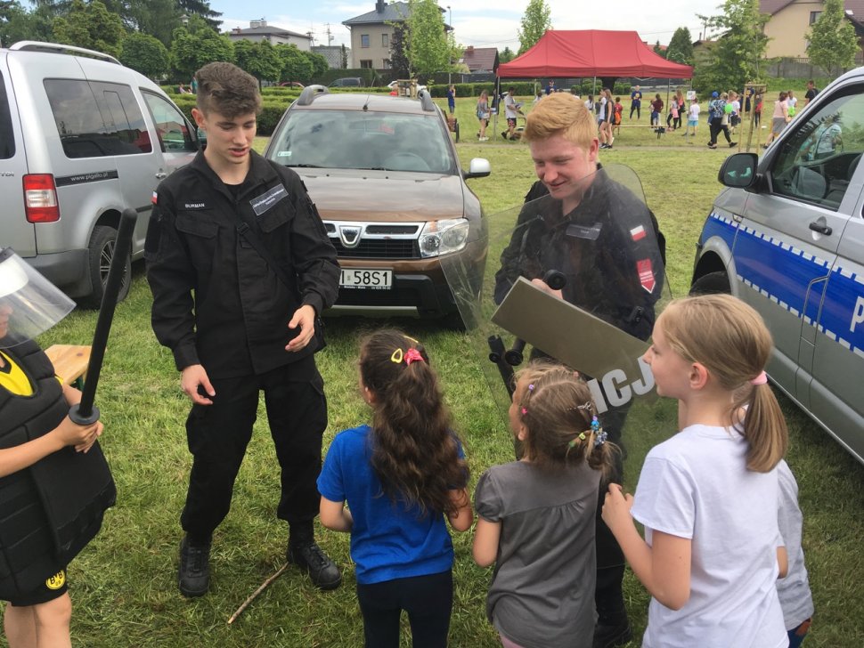 Policjanci i kadeci klas policyjnych bawili i uczyli dzieci w ich święto.