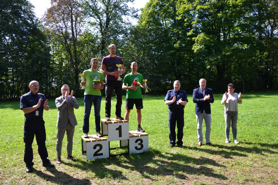 Policjanci na podium zawodów.