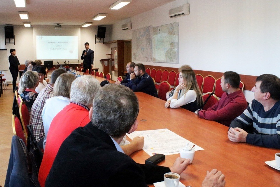 Uczestnicy konferencji na temat bezdomności podczas prezentacji jednego z tematów spotkania.