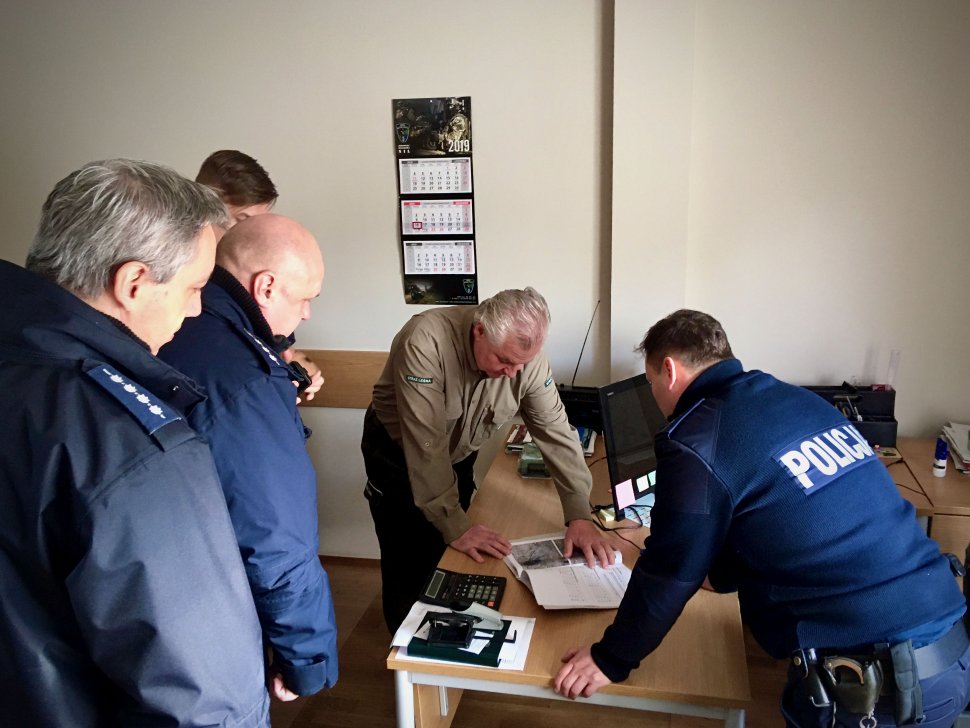 Strażnik Leśny prowadzi odprawę do służby.