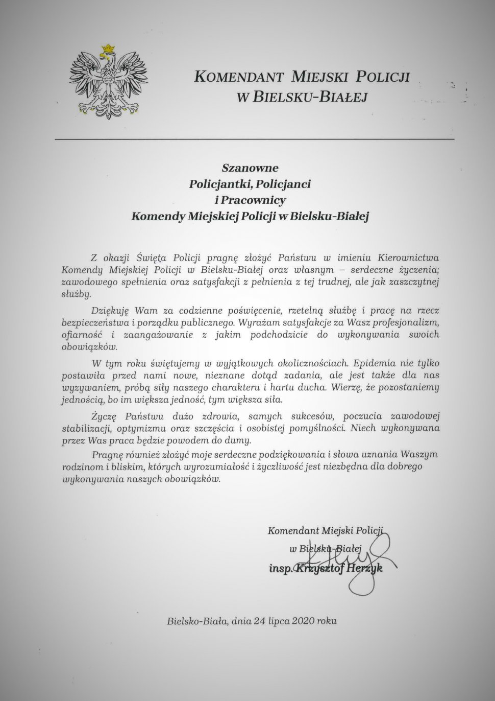 Z okazji Święta Policji, przypadającego w dniu 24 lipca, Komendant Miejski Policji w Bielsku-Białej insp. Krzysztof Herzyk przesyła Państwu – funkcjonariuszkom, funkcjonariuszom i pracownikom Policji bielskiego garnizonu – słowa szacunku i uznania oraz serdeczne życzenia.