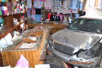 samochód, który wjechał do sklepu