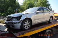 pojazd, który wjechał do sklepu