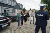 studenci podczas spotkania z policjantem ruchu drogowego