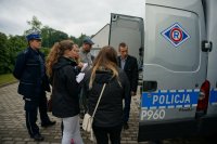 studenci oglądają radiowóz policyjny