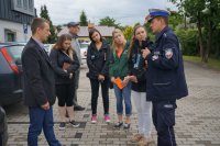 studenci podczas spotkania z policjantem ruchu drogowego