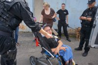 Dawid i Michał otrzymują odblaski i broszury o bezpieczeństwie