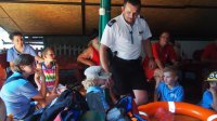 policjant prowadzący prelekcję z dziećmi