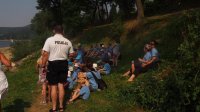 policjant prowadzący prelekcję z dziećmi