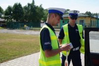 Policjanci kontrolują kierującego