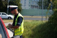 Policjant kontroluje kierującego