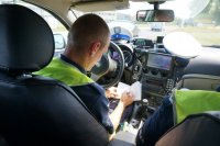 Policjant sprawdza dokumenty kierującego