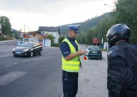 Policjant kontroluje motocyklistę w czasie akcji "Stop brawurze"