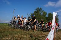 Zawodnicy na starcie I Przełajowego Rajdu Rowerowego Policjantów