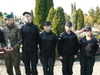 złożenie wieńców na grobie policjanta