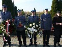złożenie wieńców na grobie policjanta
