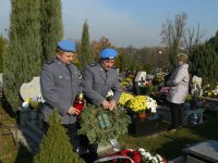 złożenie wieńców na grobie policjanta