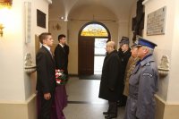 złożenie kwiatów w miejscach pamięci