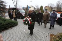 złożenie kwiatów w miejscach pamięci