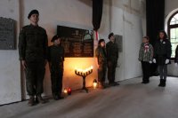 złożenie kwiatów w miejscach pamięci