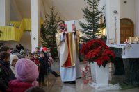 Policjanci wraz ze Sznupkiem rozdawali odblaski w kościele