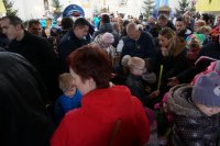 Policjanci wraz ze Sznupkiem rozdawali odblaski w kościele