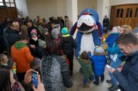 Policjanci wraz ze Sznupkiem rozdawali odblaski w kościele