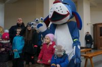 Policjanci wraz ze Sznupkiem rozdawali odblaski w kościele