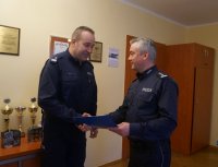 Insp. Dariusz Matusiak wręcza rozkaz podinsp. Piotrowi Sołtysikowi