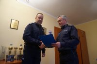 Insp. Dariusz Matusiak wręcza rozkaz podinsp. Piotrowi Sołtysikowi