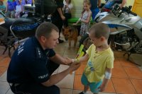 Policjanci spotkali się z małymi pacjentami