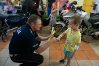 Policjanci spotkali się z małymi pacjentami