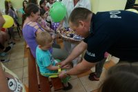 Policjanci spotkali się z małymi pacjentami