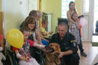 Policjanci spotkali się z małymi pacjentami